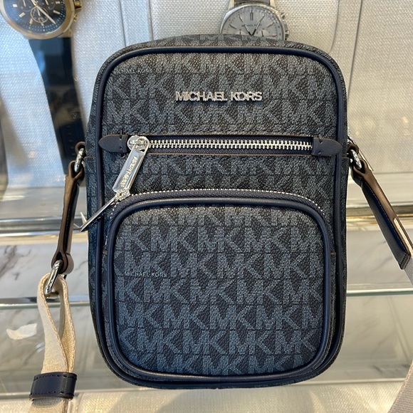 Michael Kors Jet Set Medium Signature Logo Crossbody Bag
Admiral
NWT - Picture 3 of 16